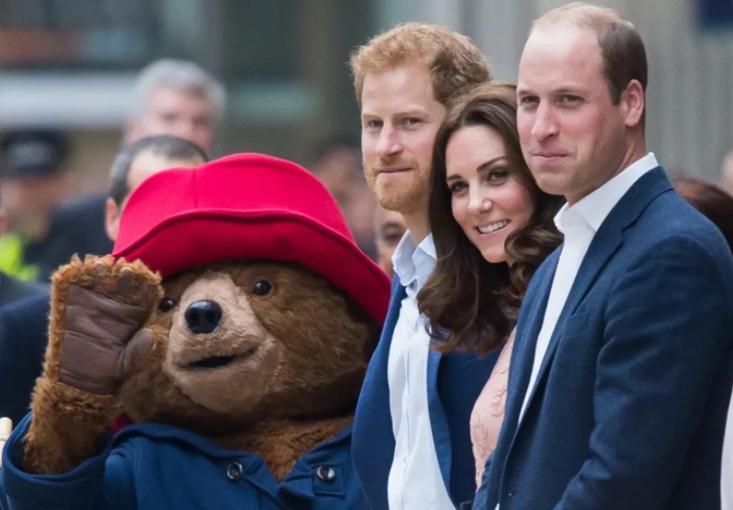 英国王室是帕丁顿熊的忠实粉丝！凯特怀着小路易时，与它翩翩起舞，当时