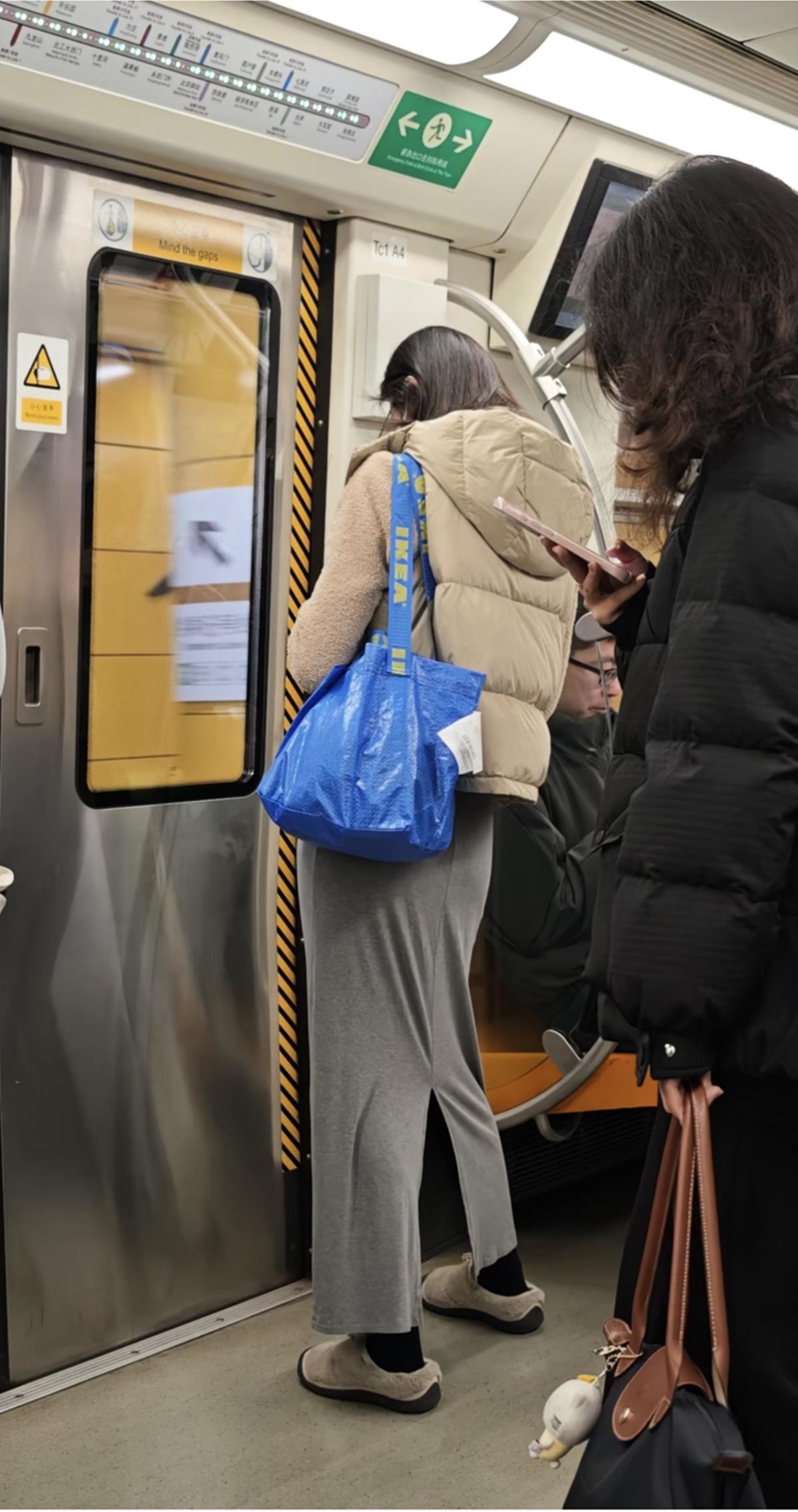 北京的年轻人开始流行背几块钱的包了？5块钱的包真的有人会背着上班？北