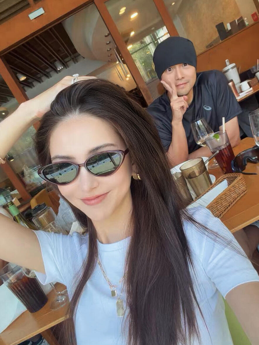 昆凌晒出与周杰伦的甜蜜合照昆凌：聽說今天有人拿冠軍囉🏆Chou棒棒🥳