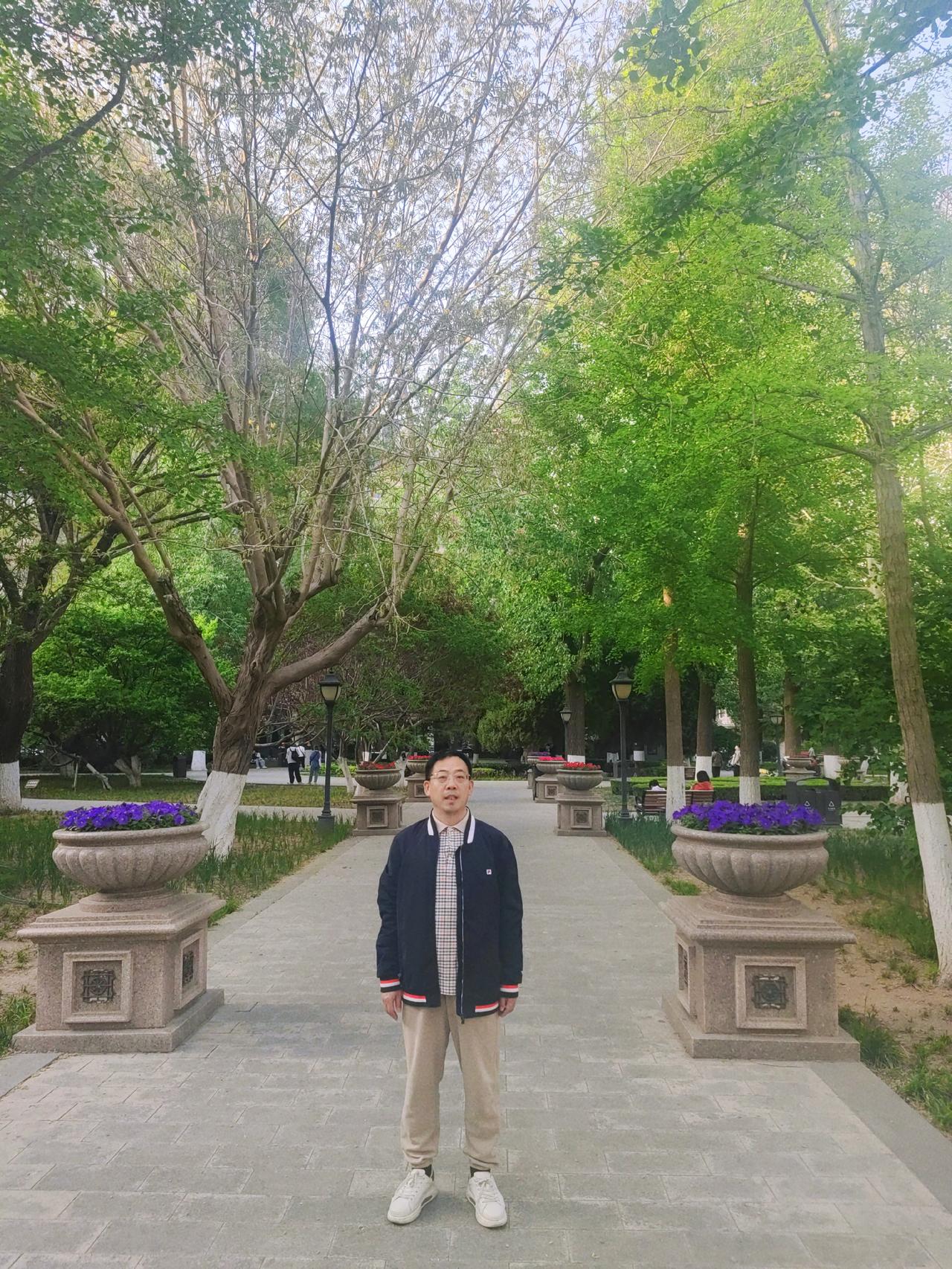 周末了，天津今天真热，是今年的最高温度，达到了三十多度，呆在家里闷热，与妻子出来