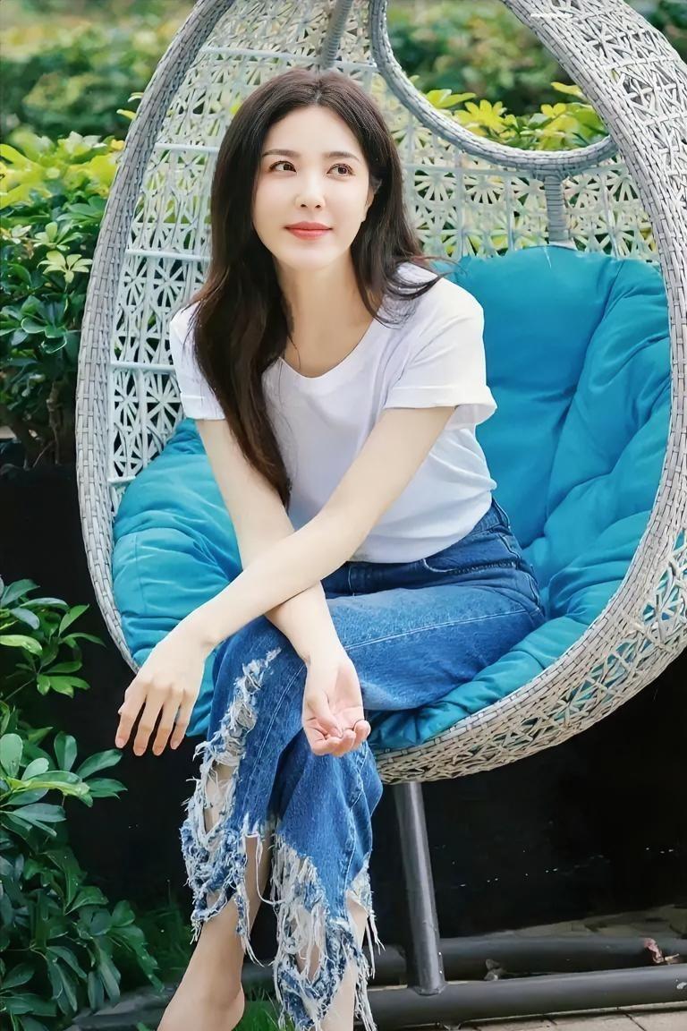 女人的美就是一头一足。曾黎都做到了。