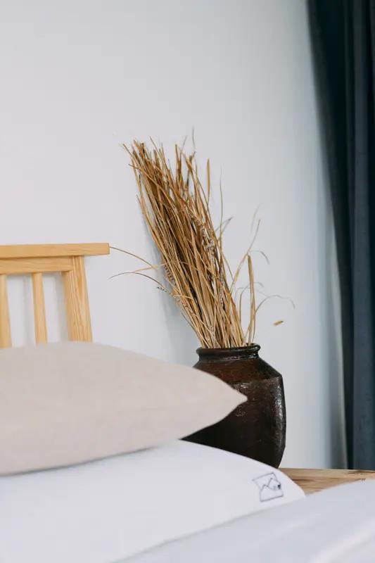 想订到性价比高的民宿，有不少小窍门。时间上，周六和节假日民宿价格最高，周日到周