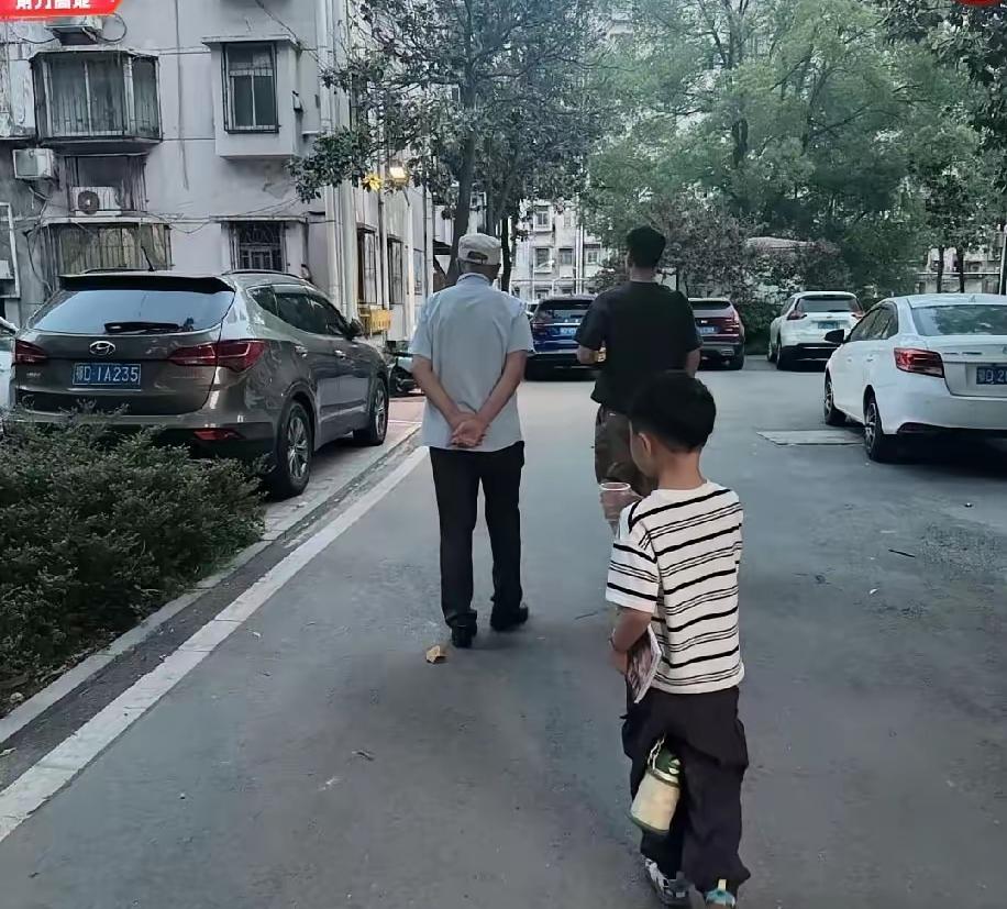 父亲走了后，我去社保局领了一笔钱，才明白很多事都晚了我父亲是退休企业职工，养