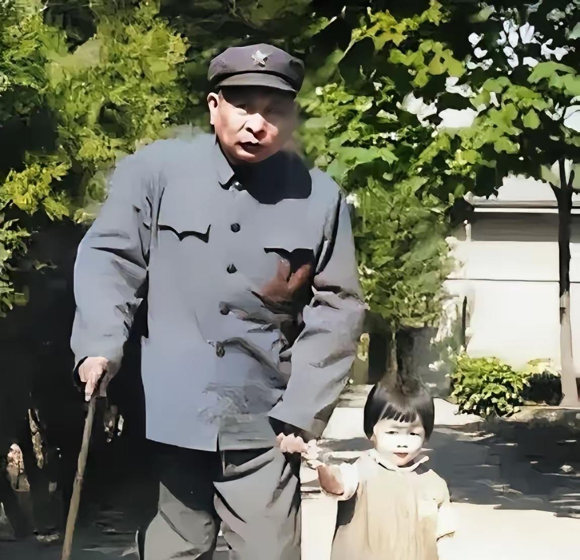 上世纪70年代，开国上将钟期光将军身患重病，行动不便，仍坚持牵着小孙女钟好好（柯