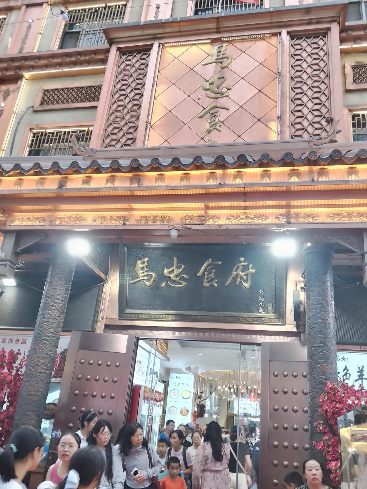 第二天：兰州到西宁相距250公里。花20元坐景交车游览水墨丹霞地质公园，却每