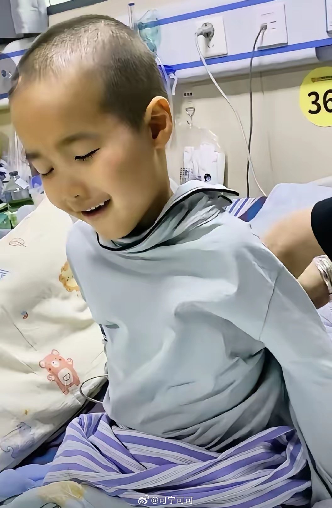 刘楚熙小朋友终于能自己撑着坐起来了，真的是天大的好消息！妈妈说，这几天他才慢慢学