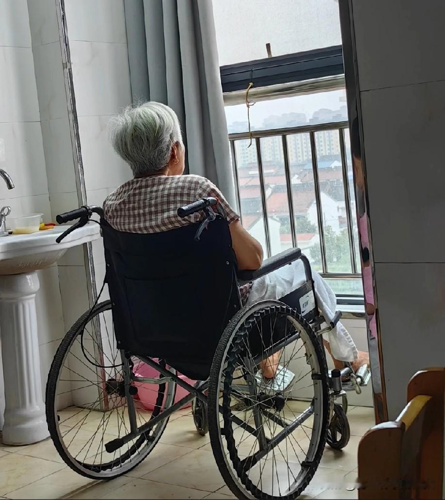 邻居老太太90多了,瘫痪在床已经三年。这期间一直是女儿照顾,结果前天女儿回家