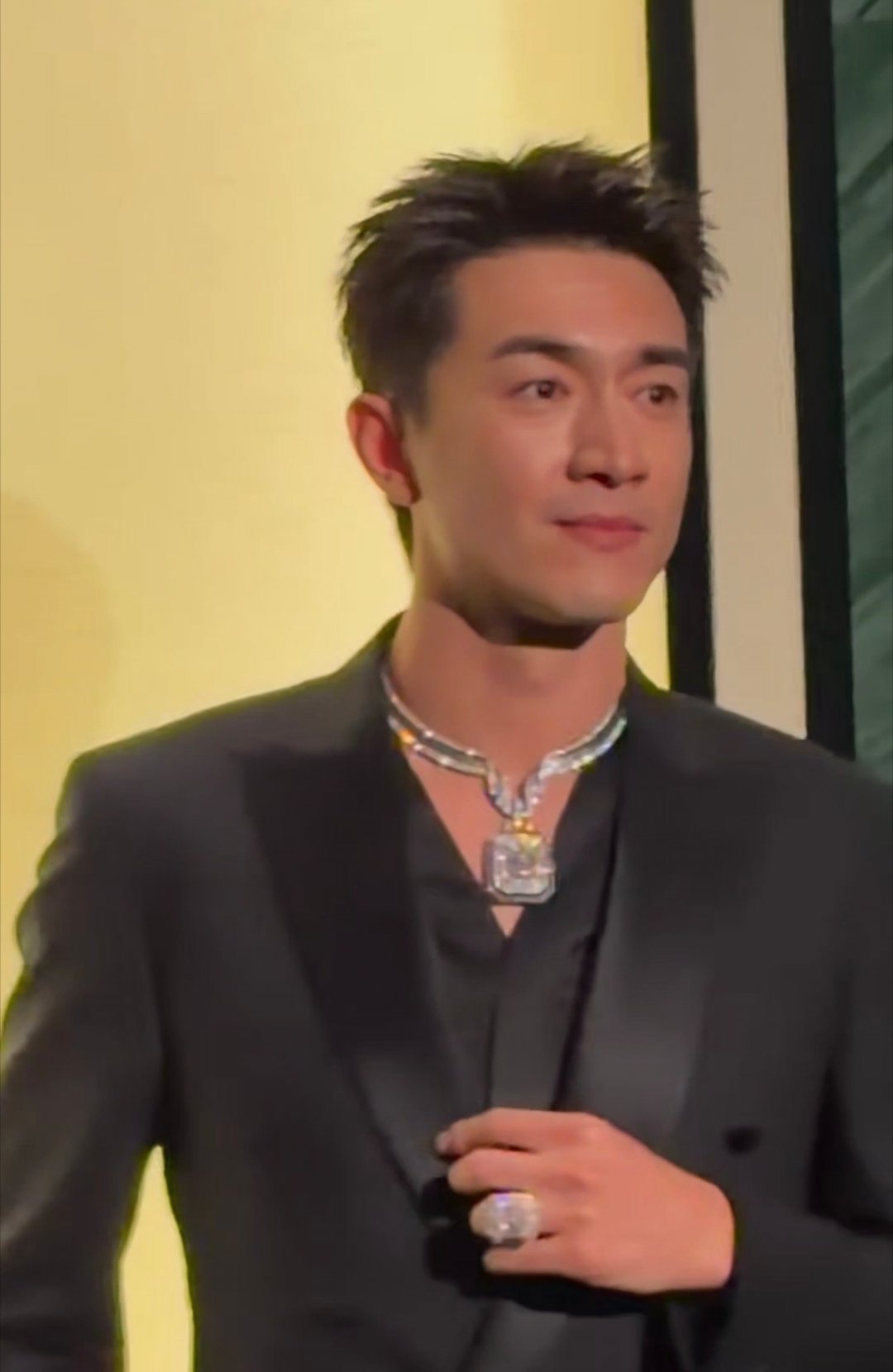 林更新今天参加宝诗龙活动，好大好闪的珠宝！！！