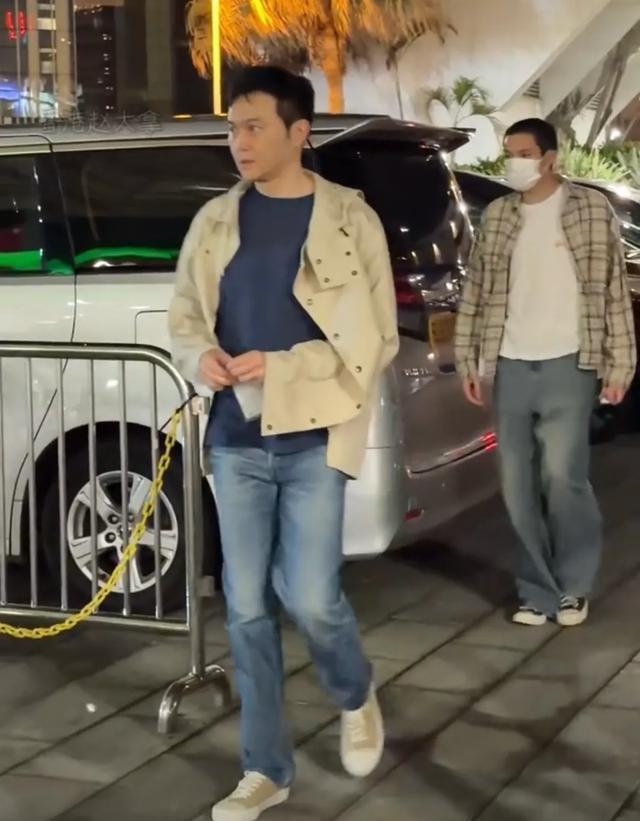 54岁张智霖带19岁儿子魔童去红馆看魔术，两人穿搭风格相仿，同框看着像一对兄弟，