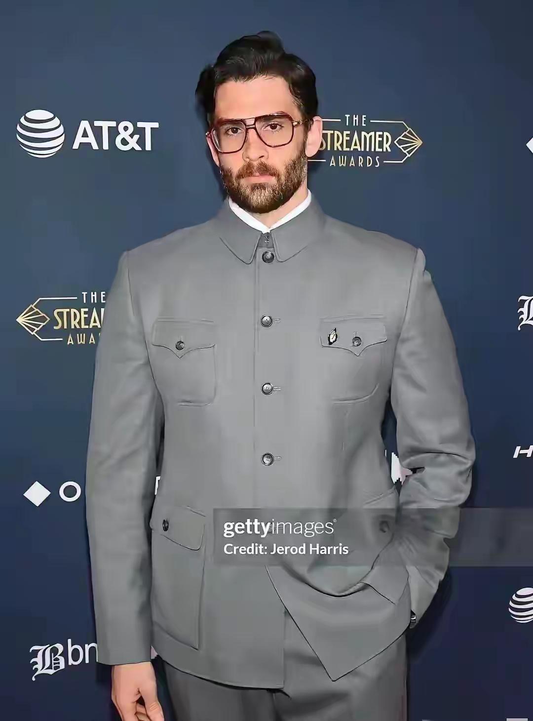 美国颁奖礼红毯上，知名博主哈桑·阿比一亮相就吸引眼球！别人问他西装哪儿买的，他直