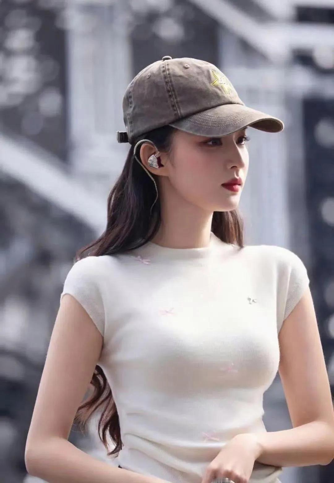 被王楚然的私服狠狠拿捏了！🥹做旧棒球帽+修身针织短袖，休闲又显身材，这种