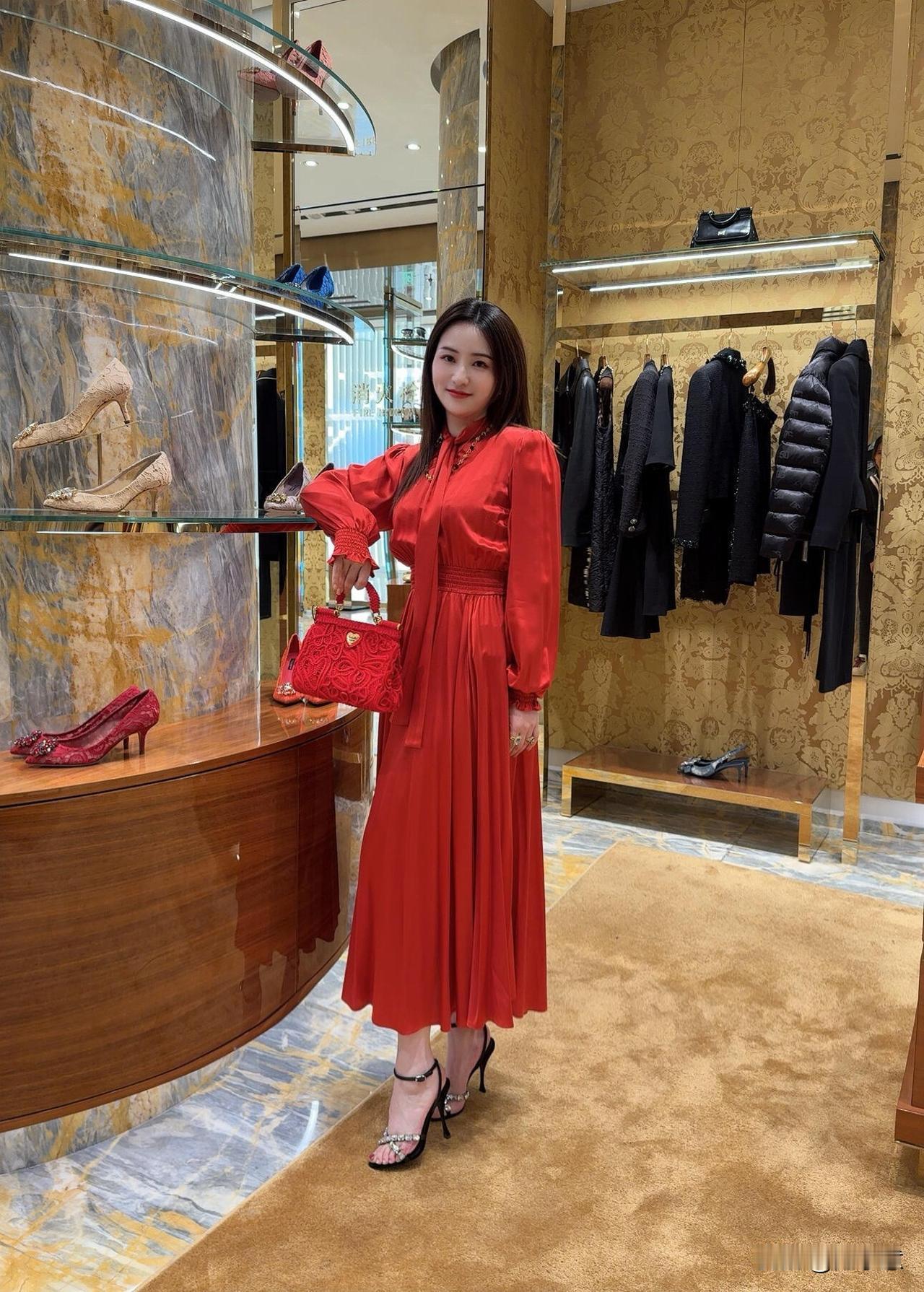 必须是红裙子，高级又显白！