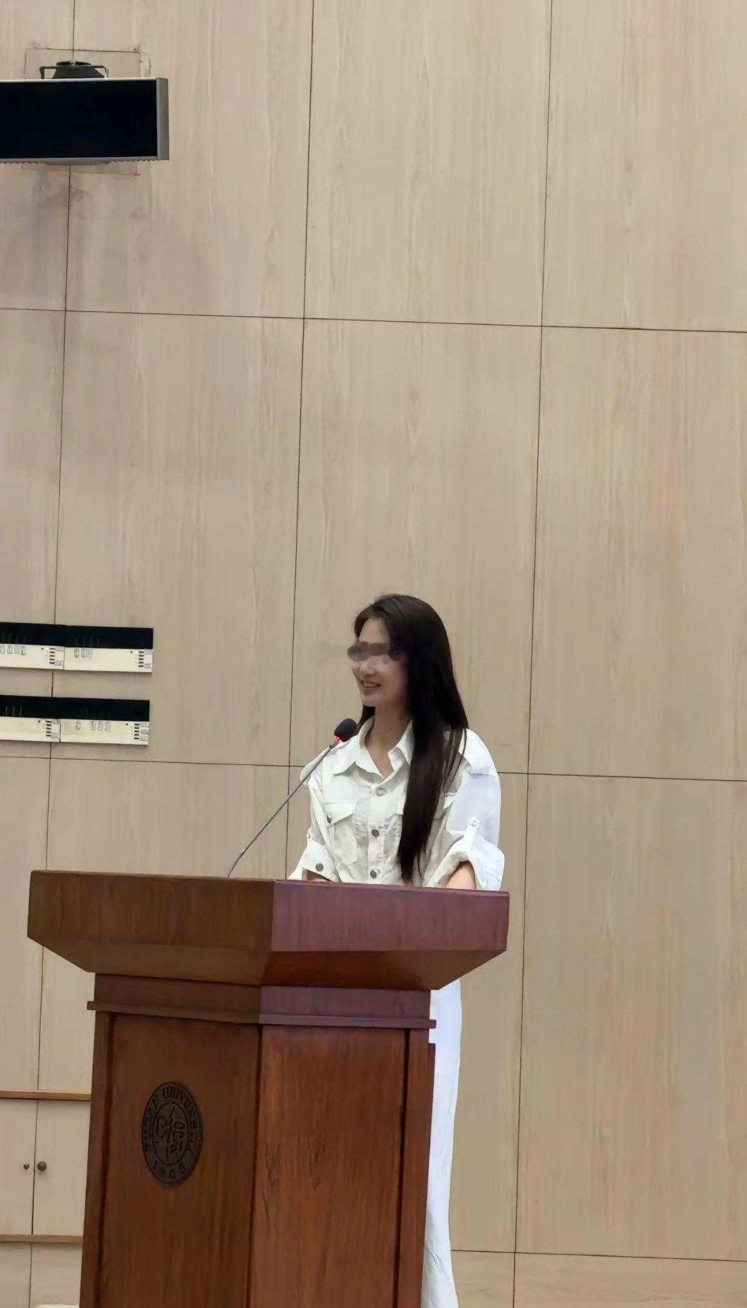 主持人冯琳LPL官方主持人十月还有各个高校来复旦参加论坛的漂亮小姐姐