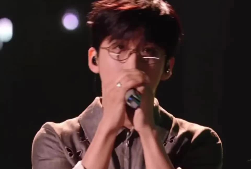 救命！#唐汉霄揭榜陈楚生#这波舞台Battle直接炸场！陈楚生今晚神改编《站台》