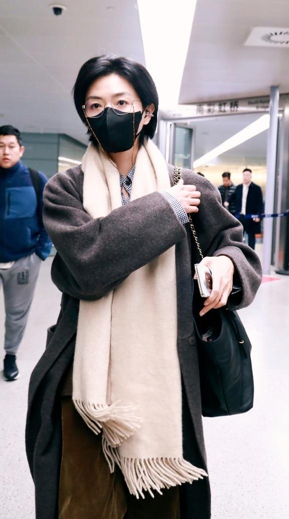 今天万茜亮相机场，她这次走复古时尚风路线，看上去年轻又迷人，气质超好。万茜里