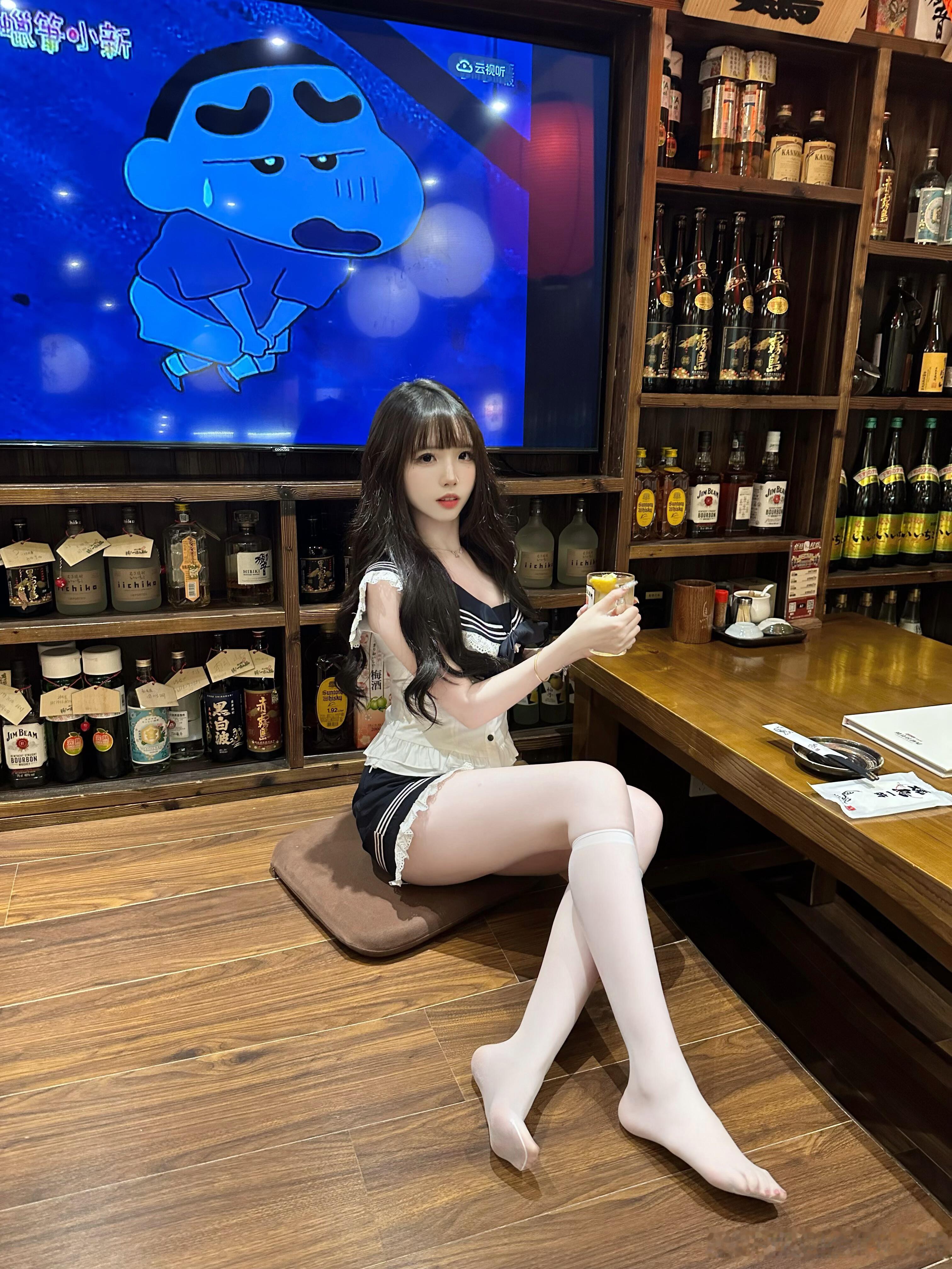 吃日料要脱鞋，露出丝袜小jiojio~​​​