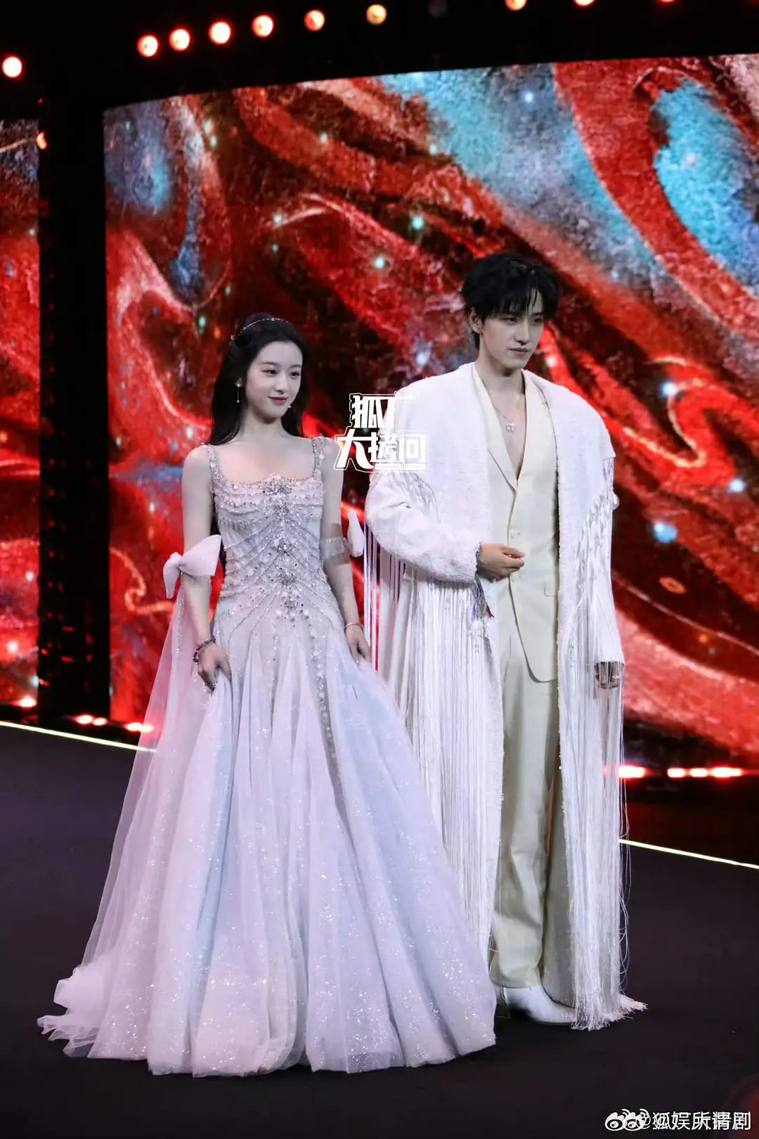 包上恩好像没有垫肩，本身就是这么直角肩