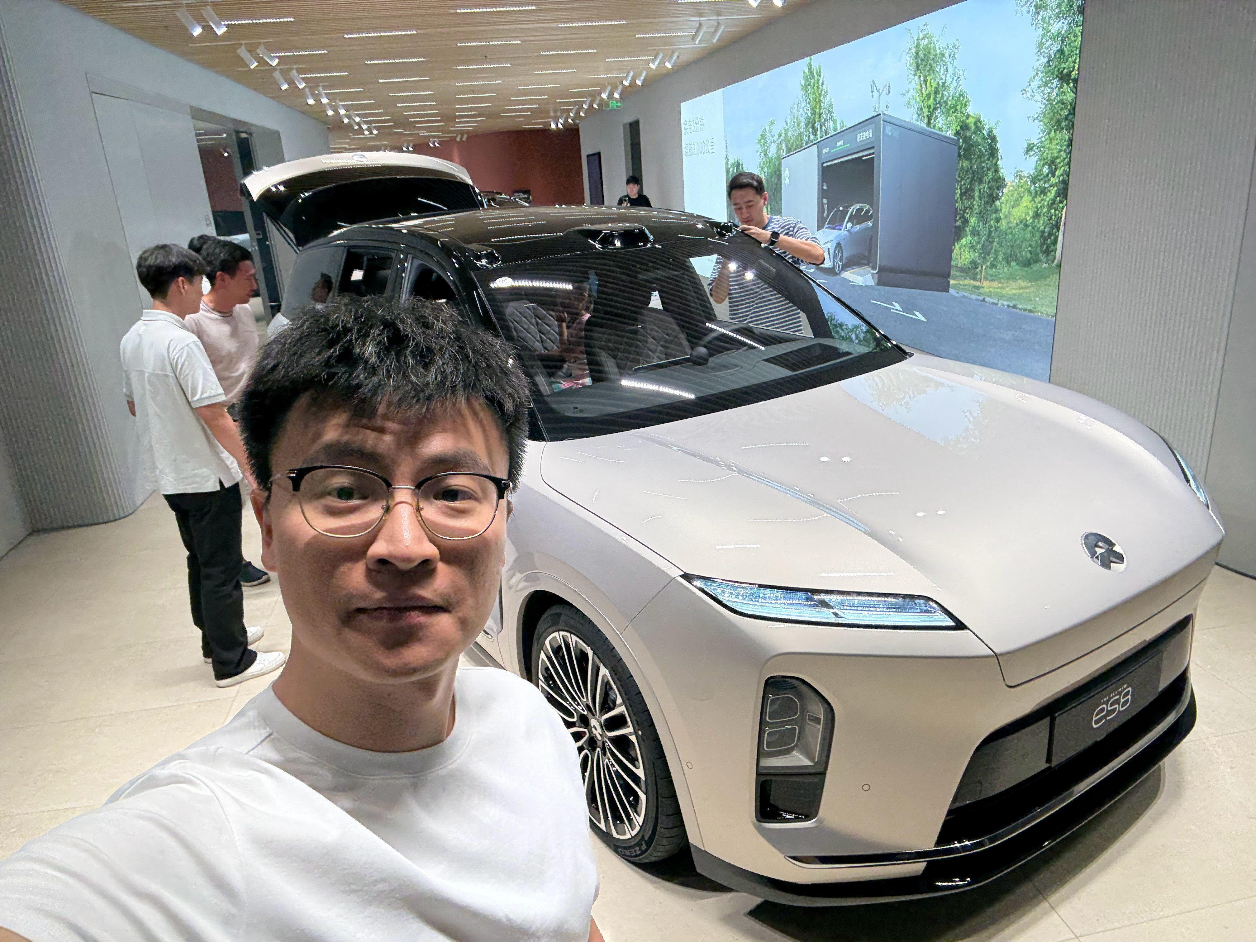 1.新ES8香槟金hin好看，为数不多金色好看的车型，2.想拍张没