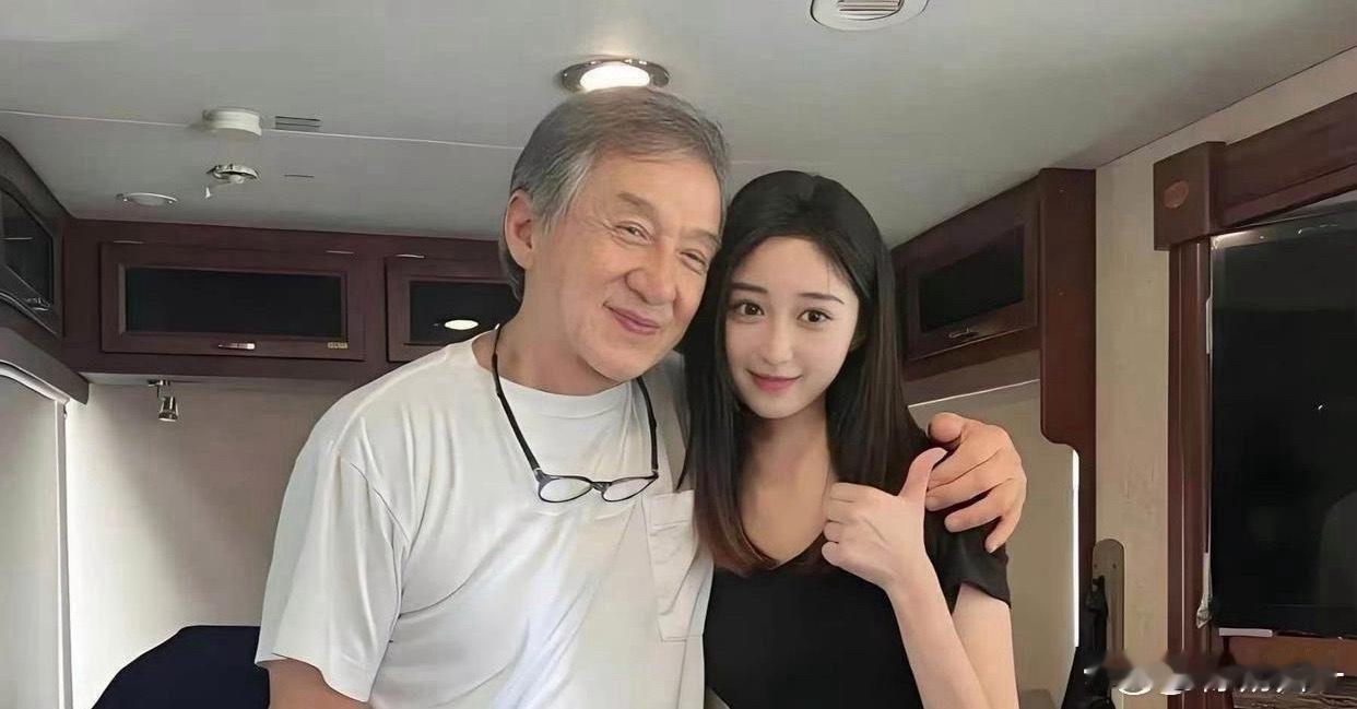 乖乖成龙这是吃了防腐剂吧72岁的年纪，和女演员合影，不像爷孙俩，反而更像是情