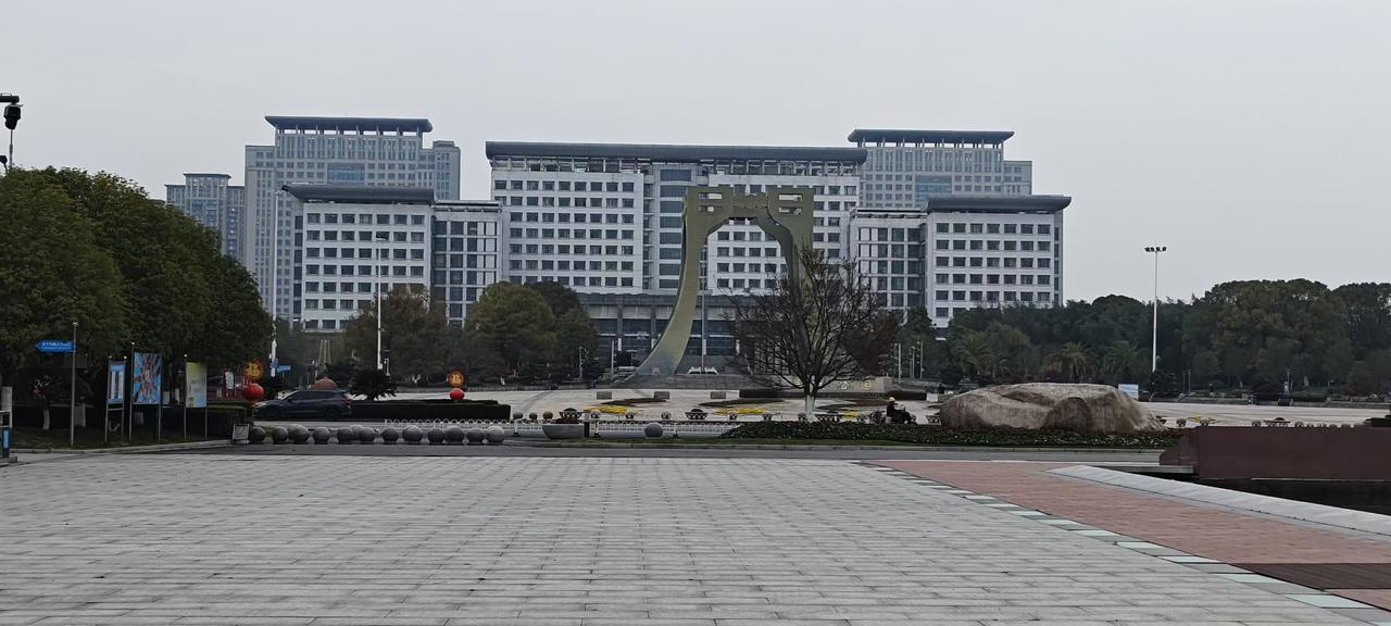 市民公园挖笋引纠纷：公共资源保护与亲子游戏的界限何在？