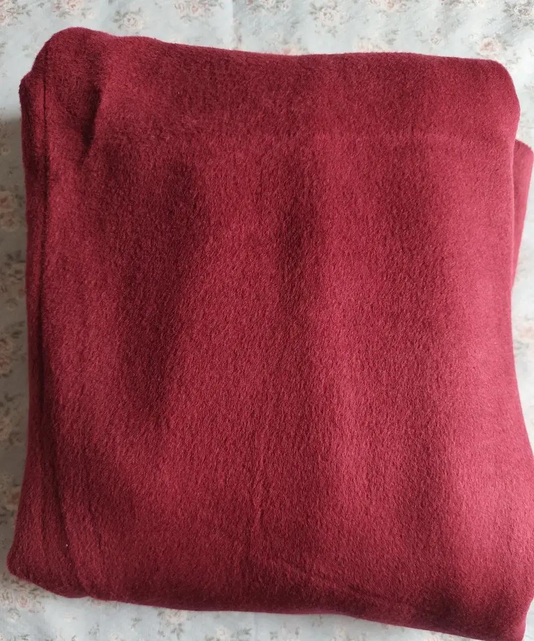 翻出一件32年前的羊绒大衣，标价一千五，当年得攒仨月工资。叠得板板正正，袖口连