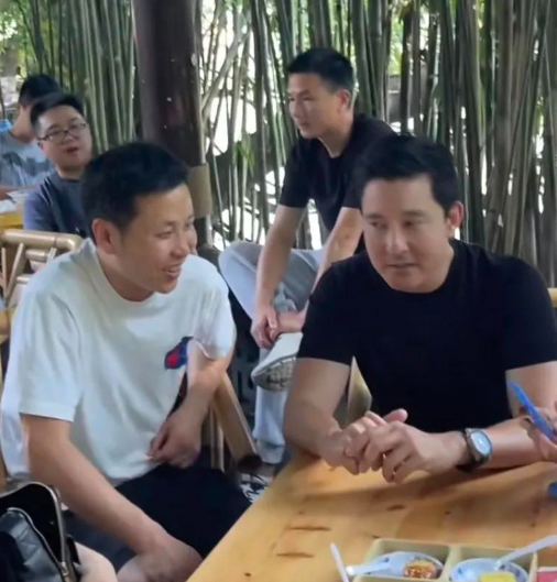 49岁立威廉成都游霸道总裁打扮难掩痘印秃斑