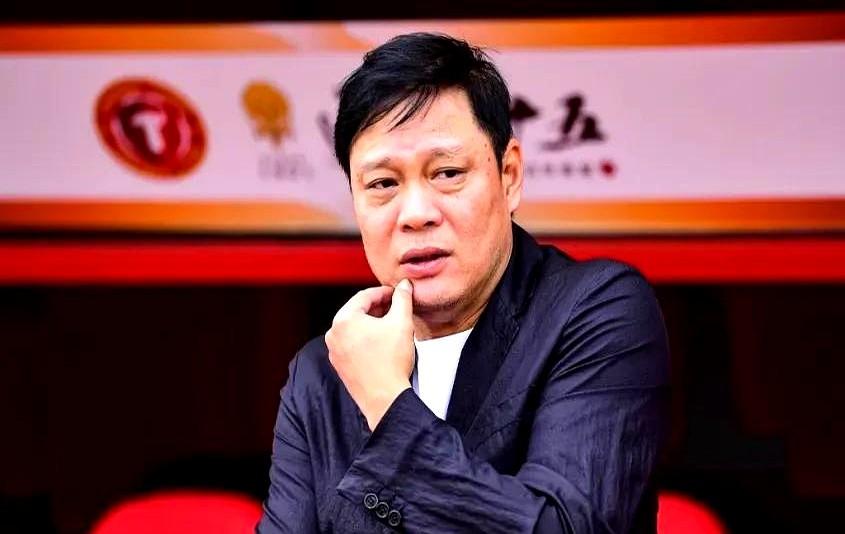 某大将军得罪了苏超球迷。某足球队0：1负于印尼队后，有网友提议让南通队上场。