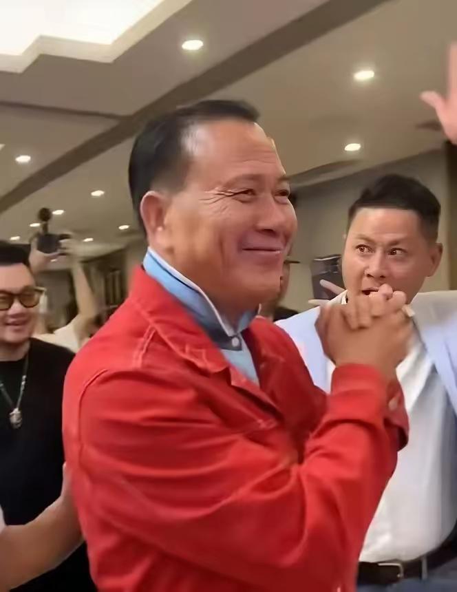 人怎么可以这么无私68岁万梓良，一场商演挣15万，自己只留1万5，其余全捐湘