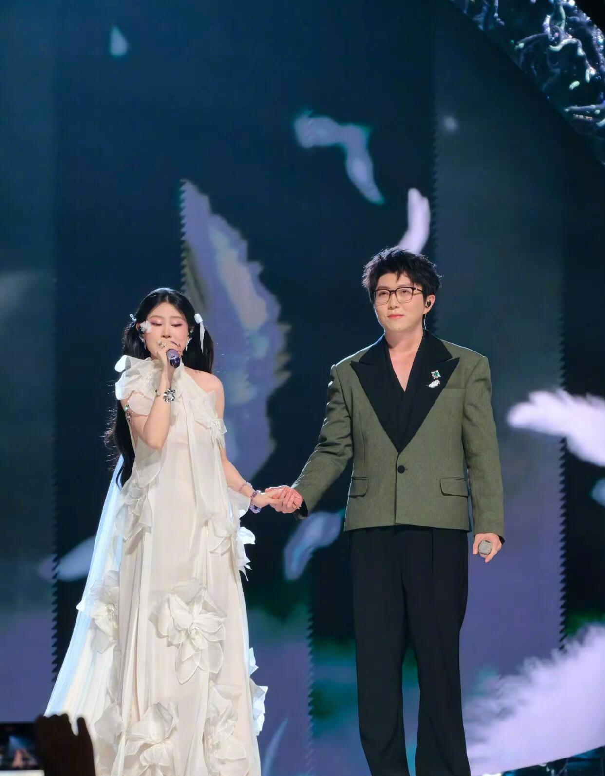 姐妹们，昨晚看江苏卫视跨年没？有个画面看得我眼眶发热——毛毛（毛不易）握着沈佳润