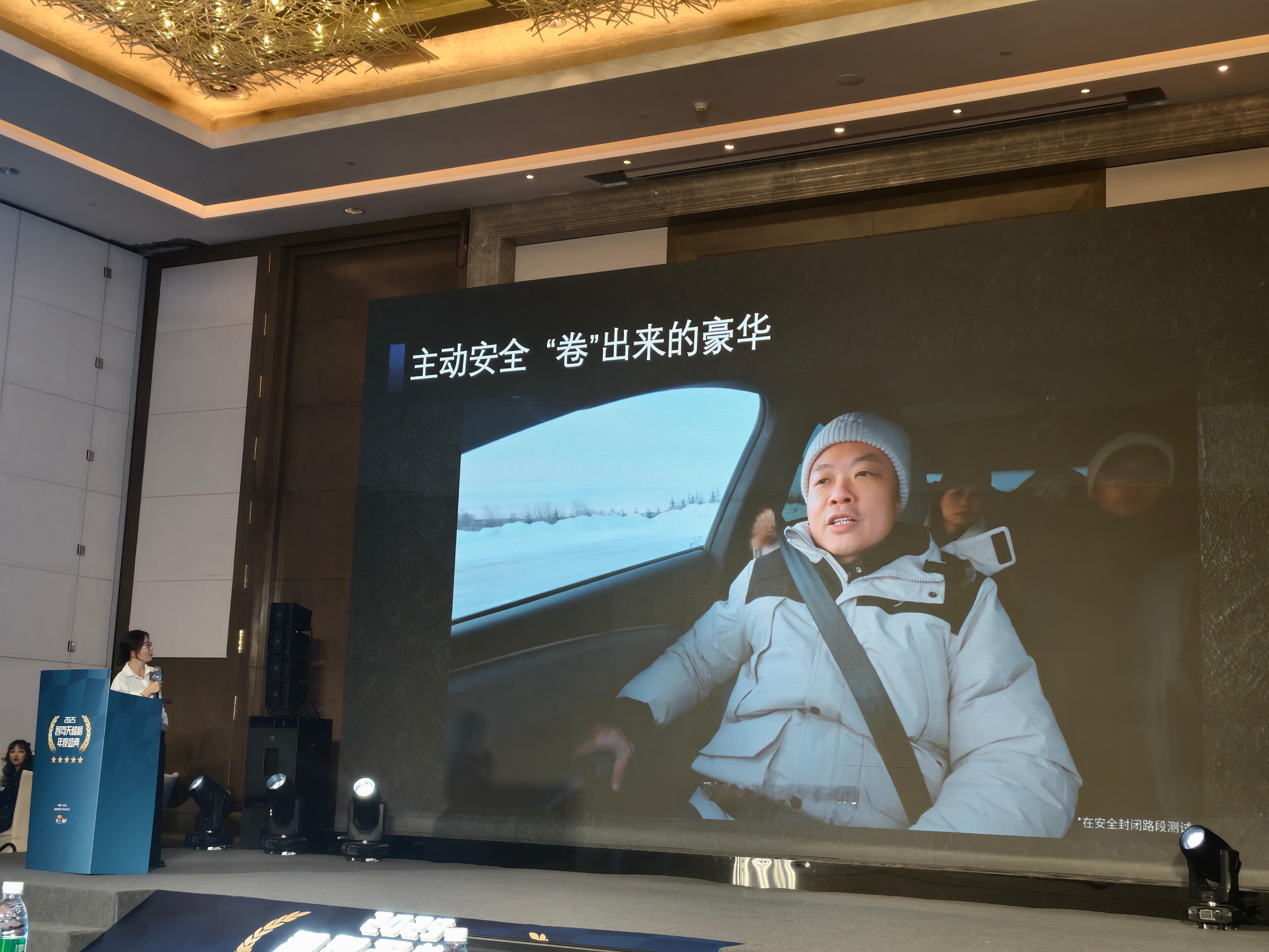 今天小鹏汽车自动驾驶高级运营专家钱蓓也来现场了，公布了一些小鹏的智驾数据，非常华