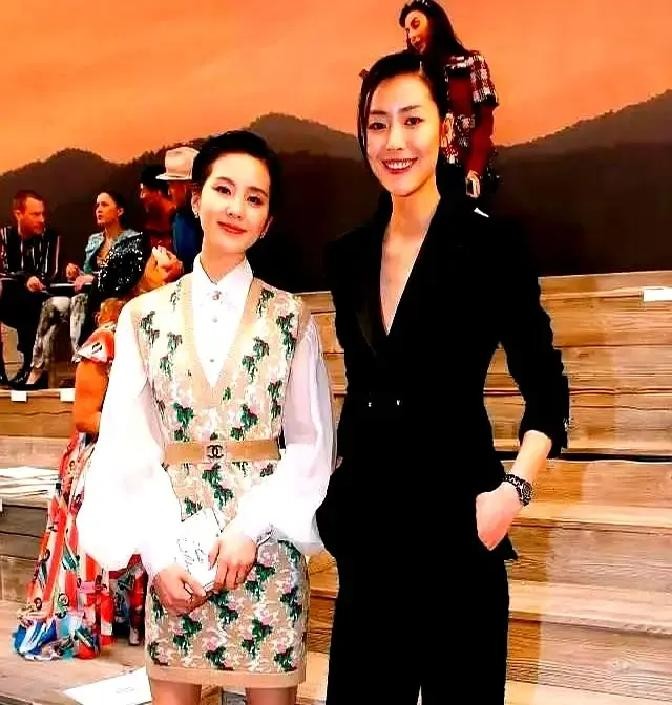 要是光看照片，你绝对猜不到画面里那个气场全开、发顶甚至还高出半截的人，在现实里其实是个矮个子1米68