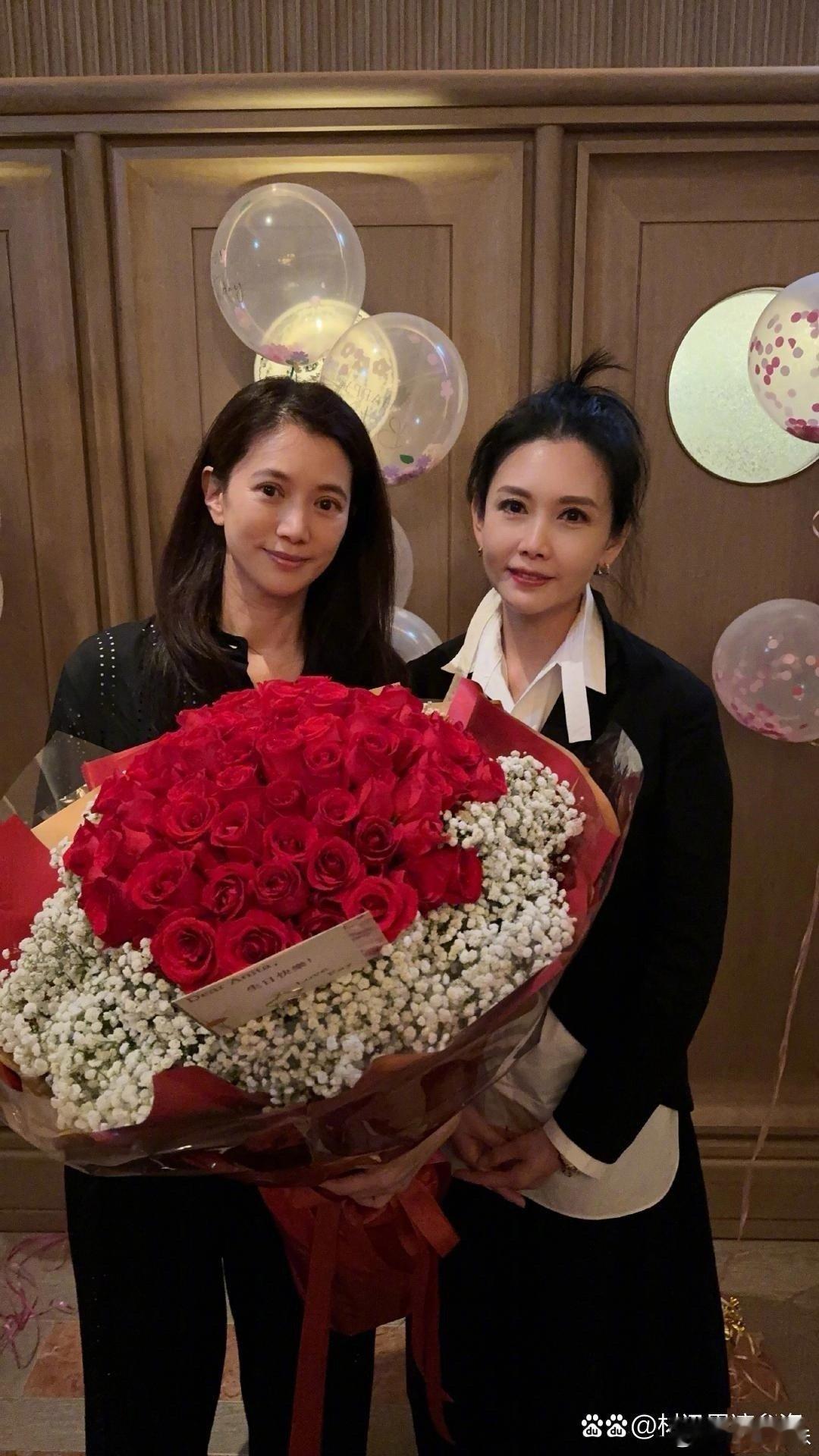 袁咏仪53岁生日，邱淑贞惊喜现身。两位女神同框，美得让人惊叹