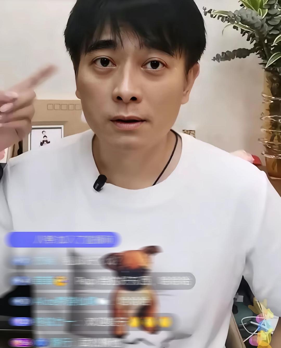 演员陈龙直播的时候，他老婆突然出镜，用手指着他，让陈龙当着网友的面说，自