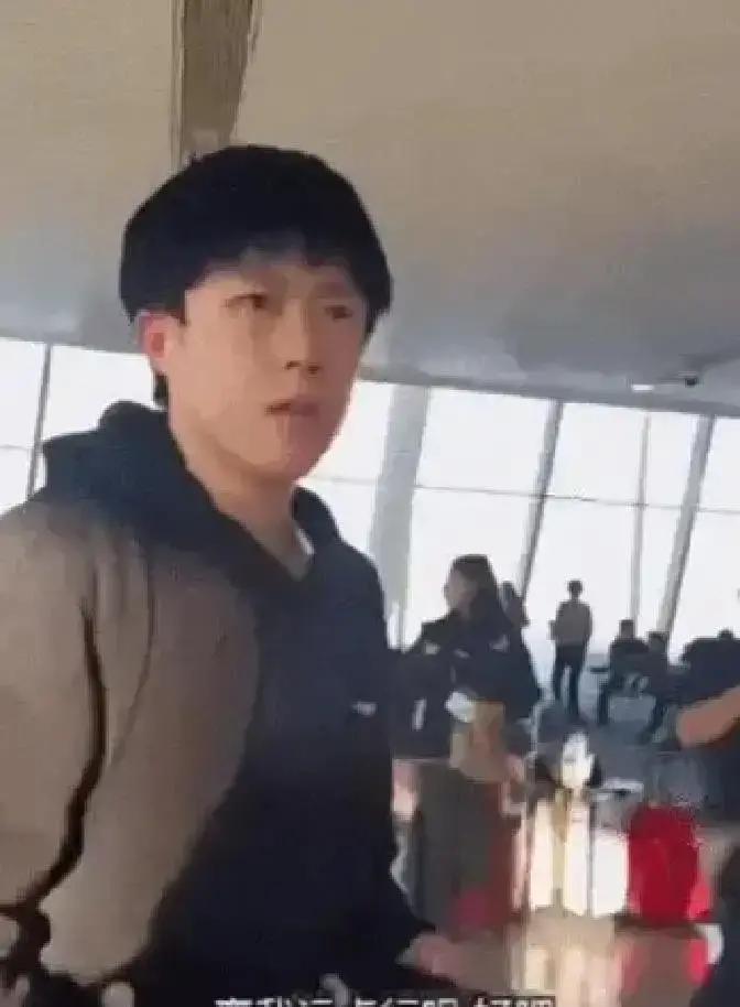 王楚钦这个人，什么都好，球打得好，人长得也帅，但有一个“缺点”，估计这辈子都改不了……训练结束的哨声