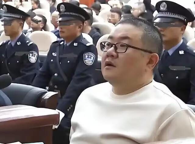 孙小果减刑那会儿，一摞材料在好几个单位来回转，法院、监狱、司法厅……每道关都要人