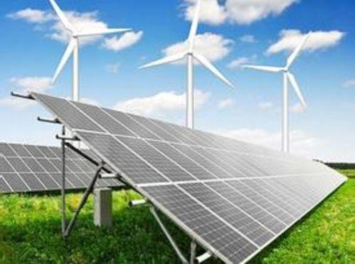 老铁们，见过“反向充电”吗？曝印度男子夜举火把给太阳能板充电印度一哥们儿，晚上