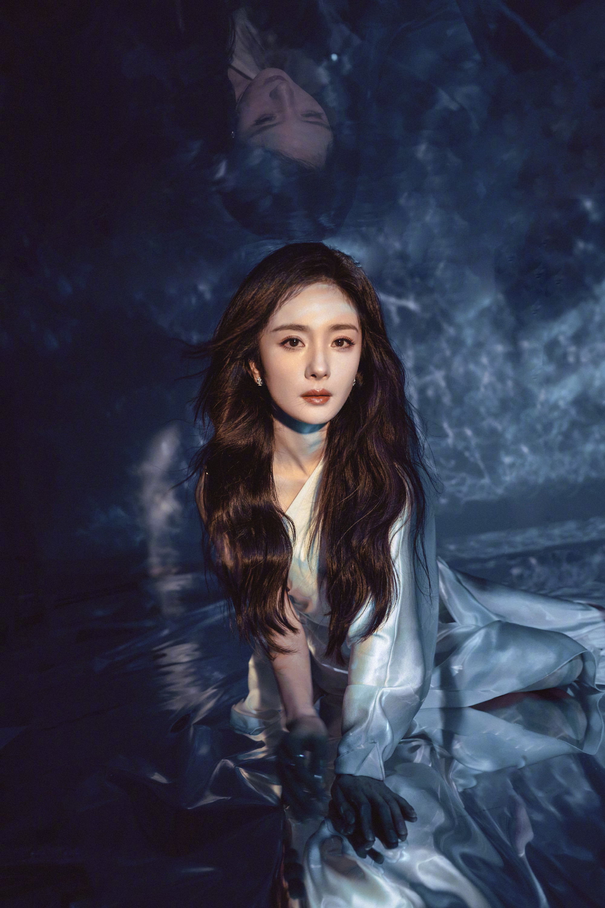 #杨幂地表最强166.5#喜欢这个深海女王，斛珠夫人呀，摄影也还好💙#杨幂时髦女王闪现#​