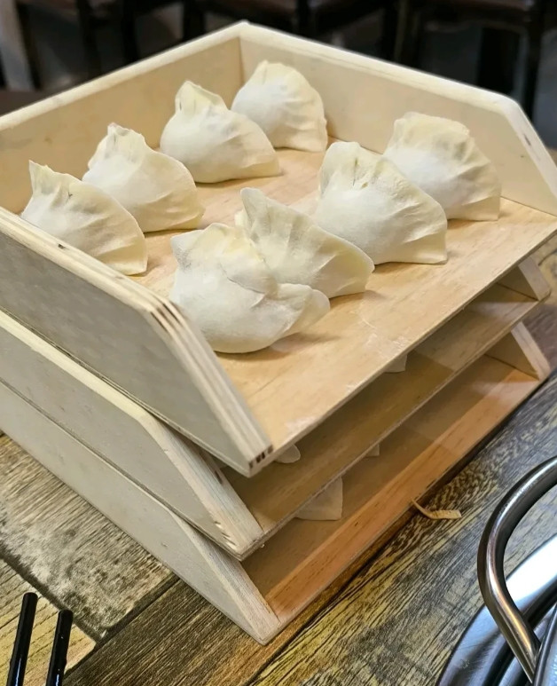 和老公去吃水饺自助，每人25.8元随便吃。本以为老公肯定能吃回本，
