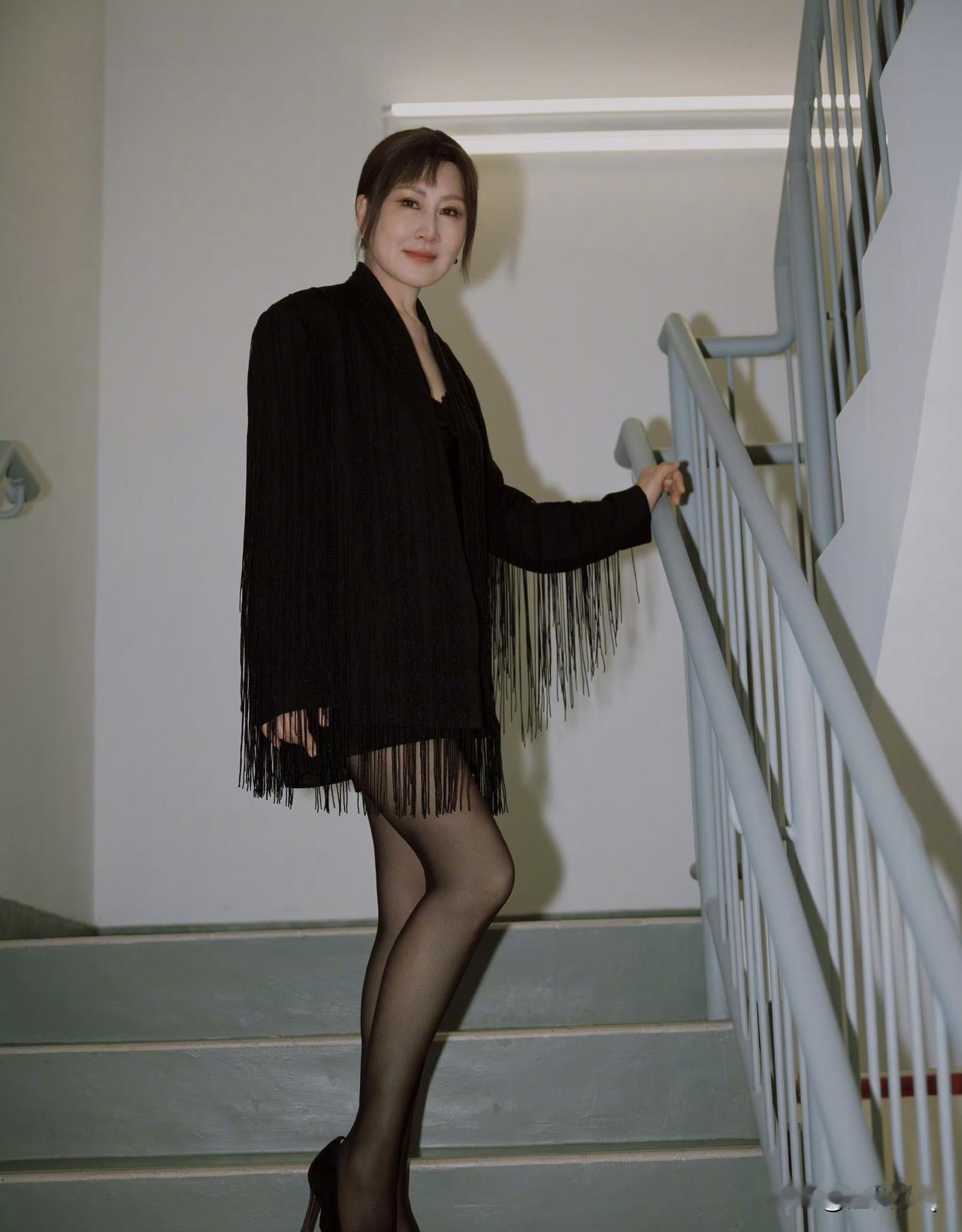 张凯丽这是要逆袭啊，换了发型，穿上了黑丝，大秀自己的大美腿。乍一看，我觉得有点像