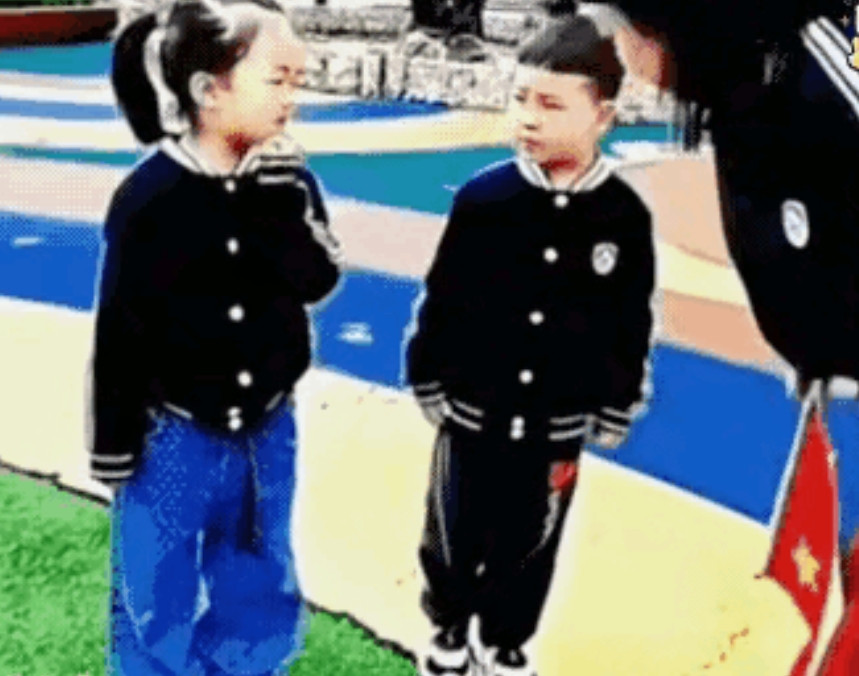 网友笑喷了:幼儿园里老师组织小朋友跑步比赛，一排5个小朋友。老师拿着小红旗，大喊