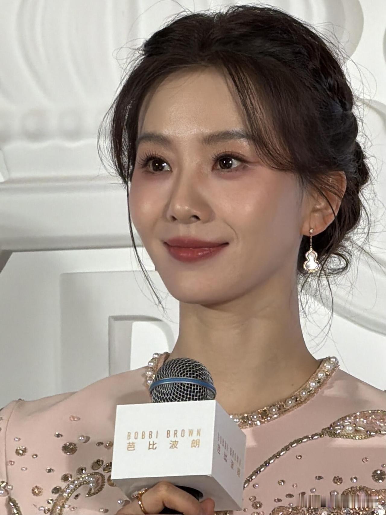 刘诗诗真的是优雅的代名词。她以“白瓷缪斯”身份现身艺术展现场时，那气质简直绝了。