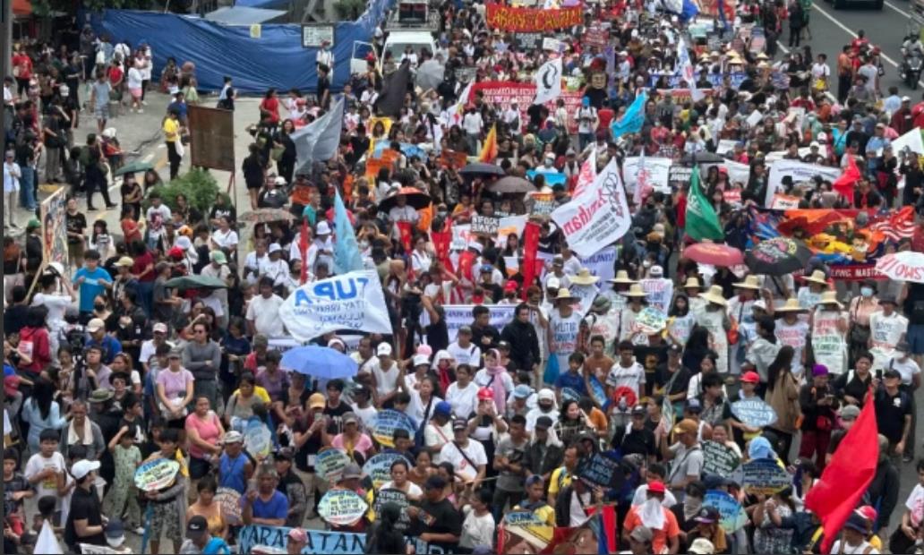 马科斯发表国情咨文，菲律宾民众走上街头，抗议“糟糕治理、腐败与贫困”7月2
