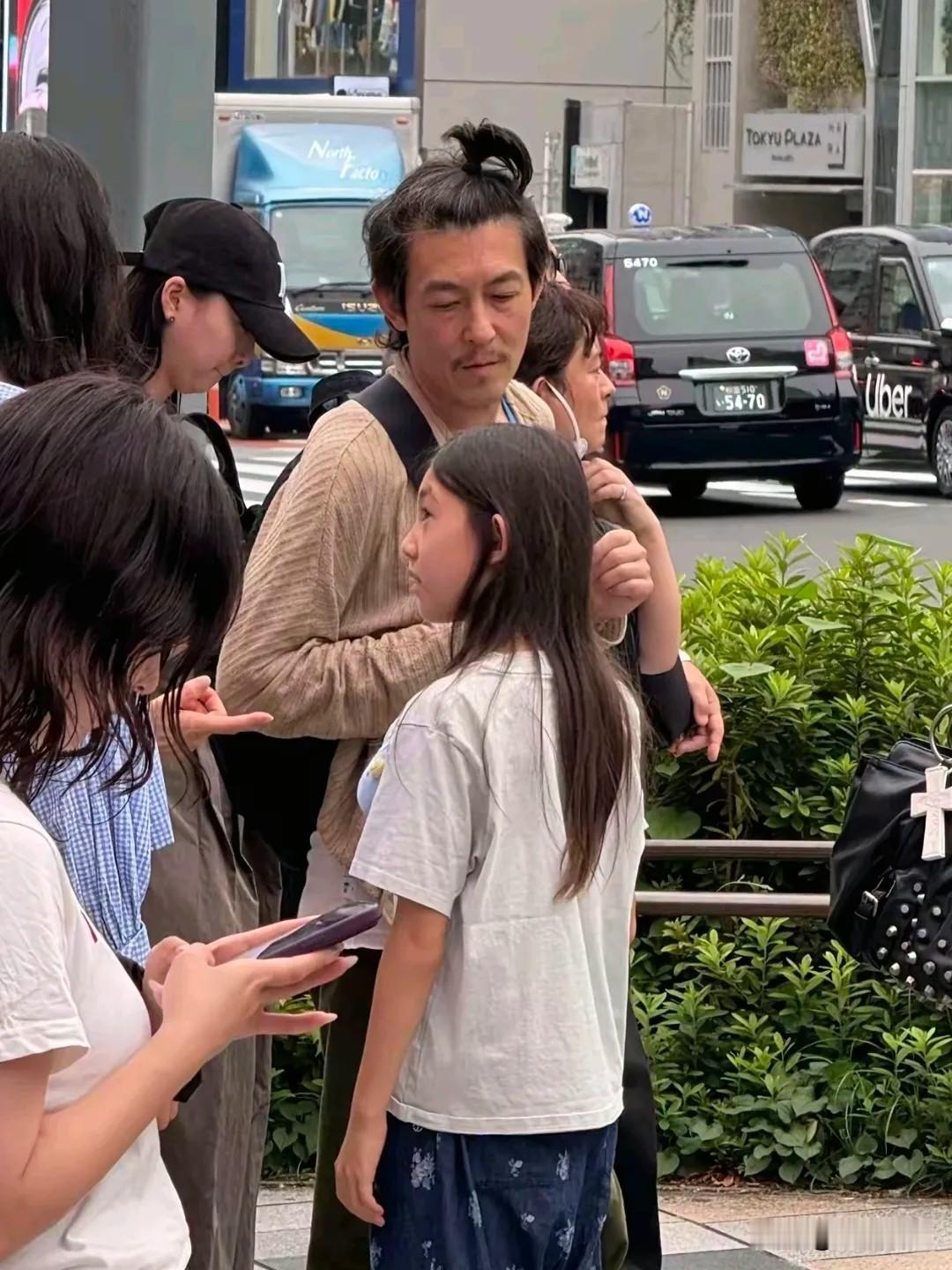 近日，陈冠希与9岁女儿现身东京街头，被网友偶遇后立刻引发热议。记忆中那个精致