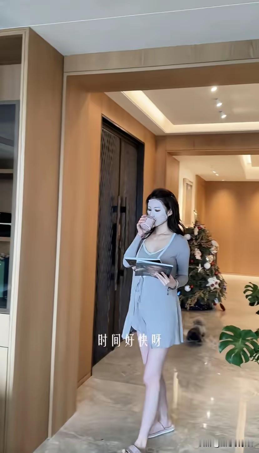 小菲不在家，马筱梅怀着大肚子，分享今天的生活。每天起床梳洗后，自己早上烧吃的，打