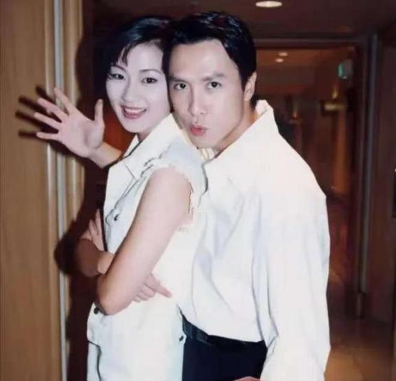 1994年，梁静慈和甄子丹离婚后没多久，发现自己怀孕了。她执意生下来，并且提出复