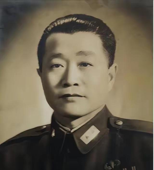 1973年5月8号，杜聿明站在韶山毛主席旧居门前，突然转头对身边工作人员说：“我