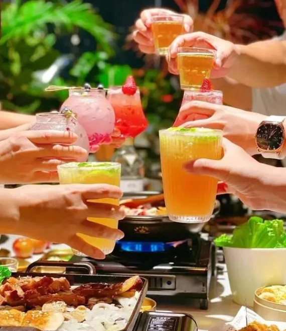 “新年聚会文案|每次见面总会多吃”01◡̈ᑋᵉᑊᑊᵒᵕ̈ᑋᵉᑊᑊᵒ开心到