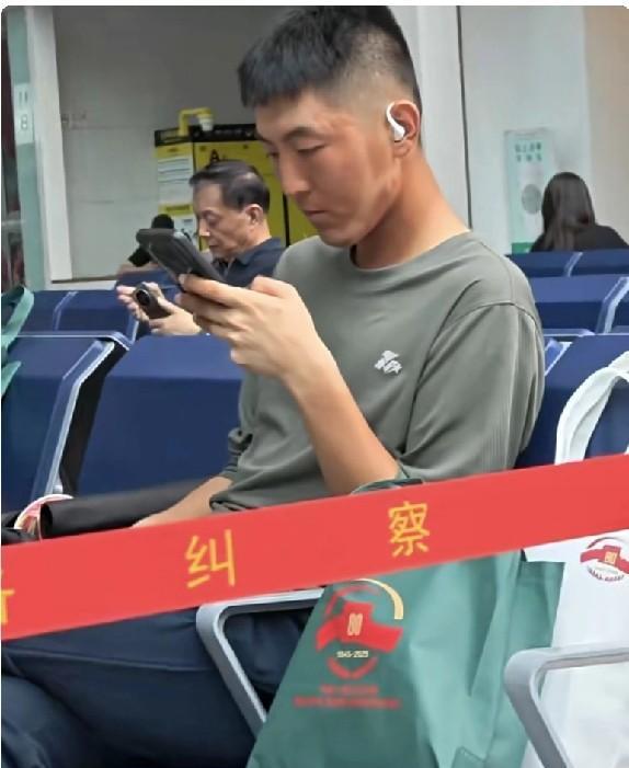 圆满完成任务，小伙子们要归队了。那脸上的印记，真实记录着作为军人的使命感……