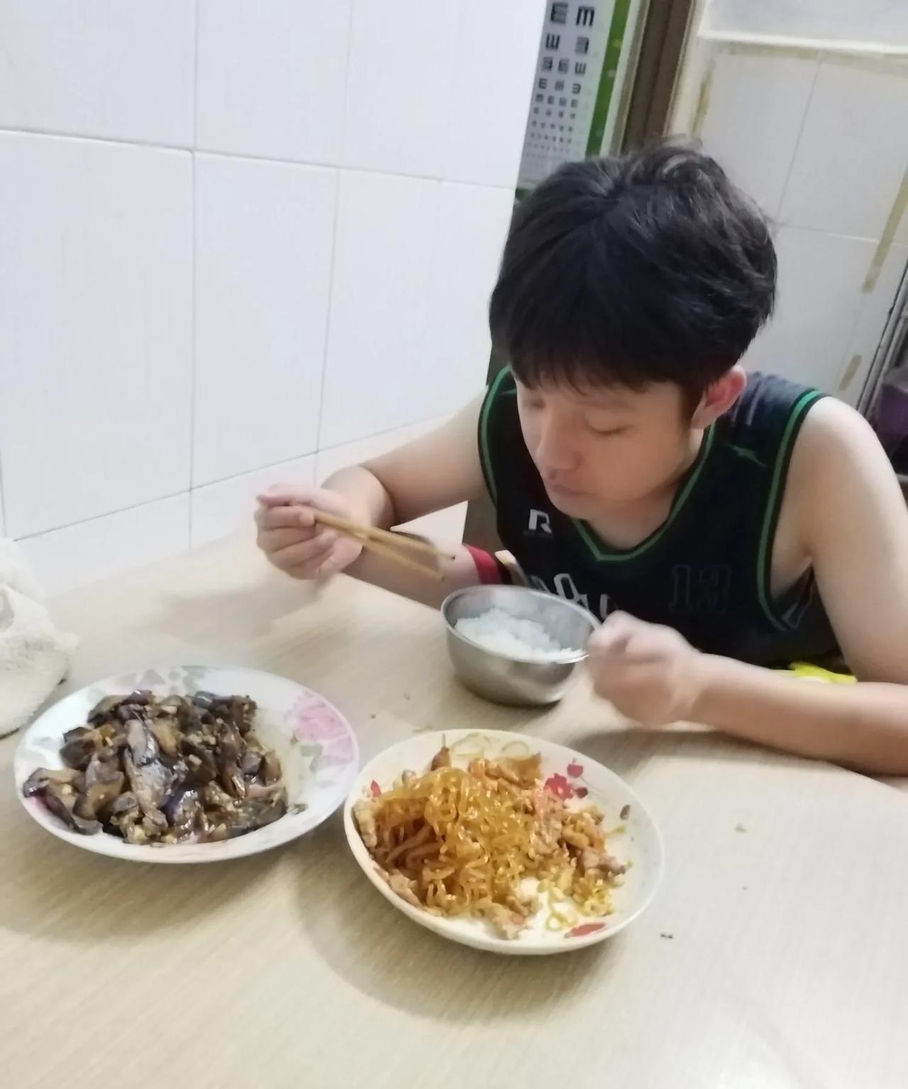 看了网上有两位小孩在广场门口骑自行车，被保安强行拉进办公室殴打几个小时，其中还有