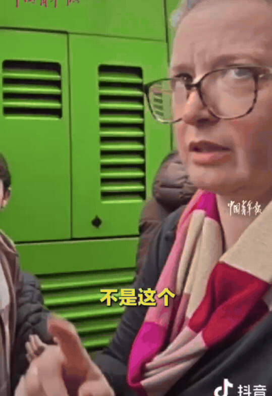 意大利威尼斯，中国博主在意大利旅游，他自言自语地说：“这个巴士是去米兰的吗？”这